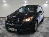 une photo d'une Opel noire garée dans un garage