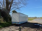 un camion garé sur le côté de la route