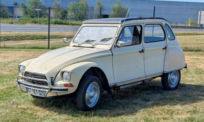une petite voiture garée dans l'herbe
