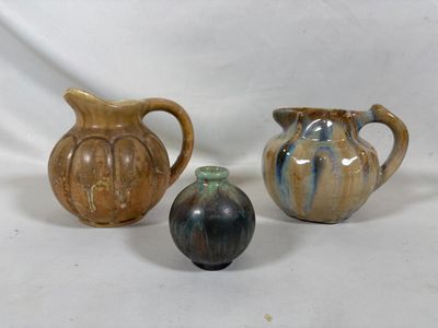 trois types de vases différents posés sur une surface blanche