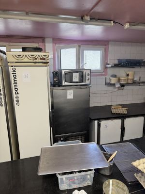 une photo d'une cuisine avec beaucoup de nourriture sur le plan de travail