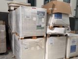 de nombreux cartons empilés les uns sur les autres dans un entrepôt