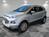 Une Ford EcoPace argentée est garée sur un sol à damier