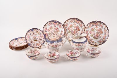 de nombreux types différents d'assiettes et de tasses en porcelaine