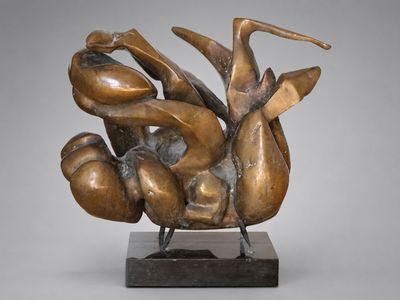 sculpture en bronze représentant un oiseau, posée sur un socle en bois, avec un fond gris