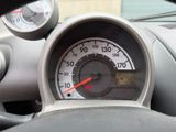 un gros plan du compteur de vitesse sur le tableau de bord d'une voiture