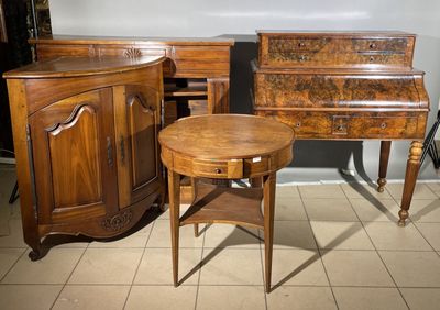 deux tables et une commode dans une pièce