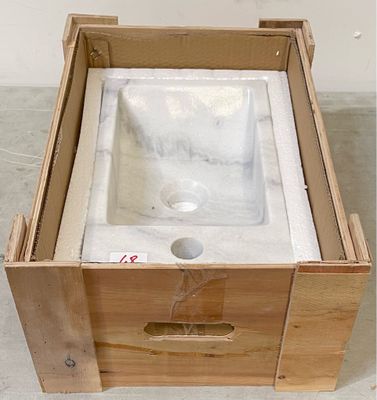 une caisse en bois contenant un lavabo blanc