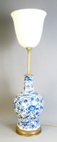 Vase en faïence de Delft, à décor floral bleu sur fond blanc…
