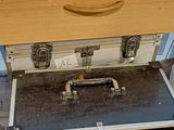 une valise posée sur une table