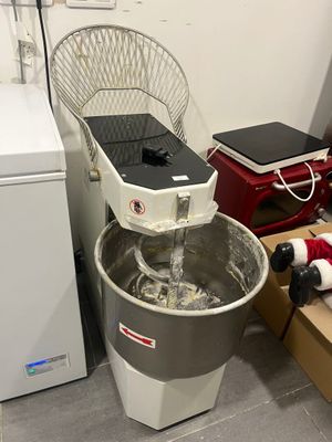 un mixeur posé à côté d'un réfrigérateur