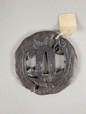 un petit objet métallique accroché au mur, auquel est attachée une étiquette