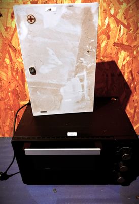 une photo d'un micro-ondes posé sur une boîte
