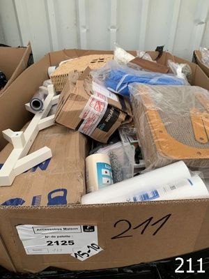 une boîte en carton remplie d'objets hétéroclites sur le sol