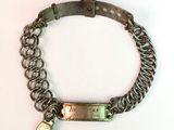 un bracelet en métal muni d'une chaîne et d'un cadenas