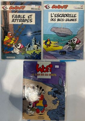 Trois recueils de dessins humoristiques de Walt sont exposés sur un support blanc
