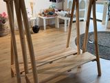 un support en bois surmonté d'un ventilateur dans un salon