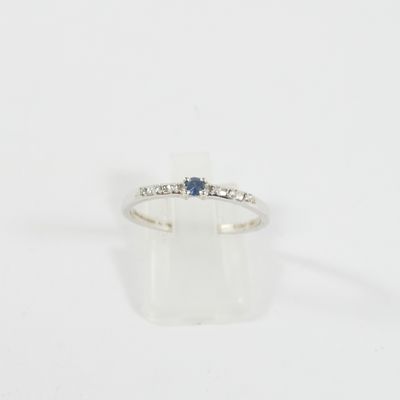 une bague en or blanc sertie d'un saphir bleu et de diamants