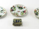 trois petits plats et une petite boîte sont posés sur une table