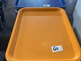 deux plateaux posés sur une table