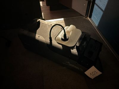 une valise sur laquelle est posé un chapeau
