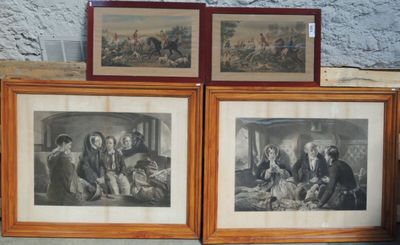 trois photos encadrées représentant des personnes assises sur un banc devant un mur de pierre