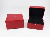 deux coffrets à bijoux rouges doublés de velours noir sur fond blanc