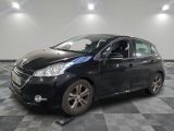 la voiture noire est garée dans le garage sur le sol en damier