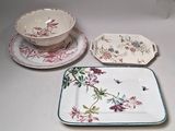 trois assiettes et un bol posés sur une table blanche
