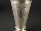 une coupe ancienne en argent ornée d'un motif sur le côté