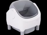 des toilettes blanches et grises sur fond noir