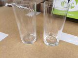 deux verres posés sur une boîte en carton, sur une table