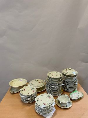 un grand nombre d'assiettes posées sur une table