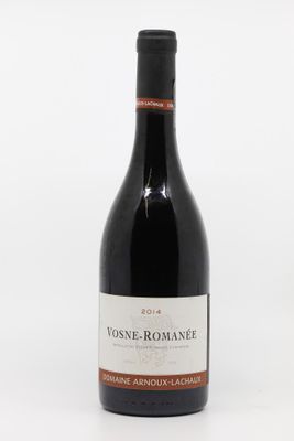 la bouteille de vin est posée sur une surface blanche