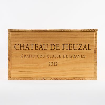 boîte en bois portant une étiquette sur laquelle on peut lire « Château de Feuzal, Grand Cru Classé de Graves 2012 »