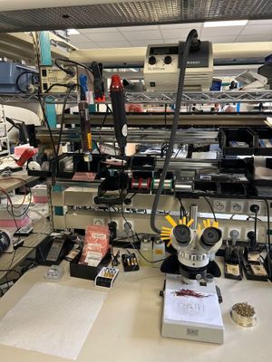 un laboratoire avec beaucoup de matériel électronique sur la table