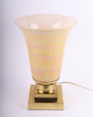une lampe posée sur une table