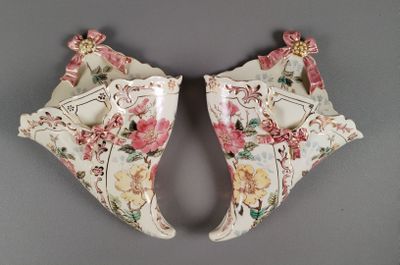 une paire de chaussures ornées de fleurs