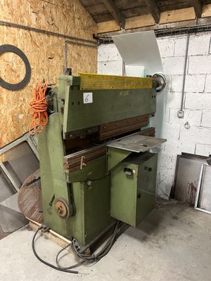 une machine qui se trouve à l'intérieur d'un bâtiment