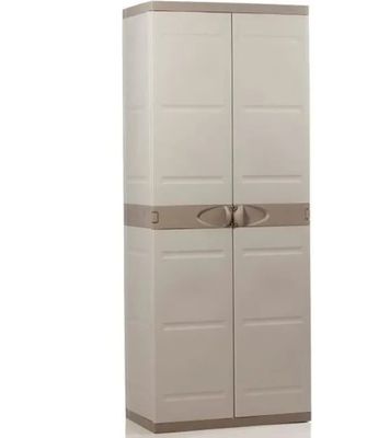une armoire blanche à deux portes, munie d'une poignée marron