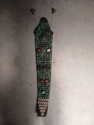 un gros plan d'un objet métallique posé sur une surface métallique