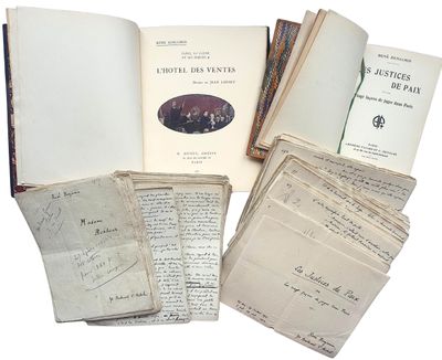 plusieurs vieux livres sont empilés sur une surface blanche