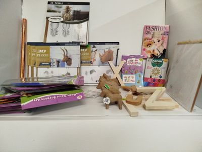 une étagère sur laquelle sont posés des livres, des jouets et d'autres objets
