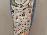 une figurine représentant une femme tenant un enfant dans ses bras