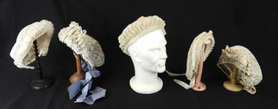 trois chapeaux sont alignés sur une tête de mannequin