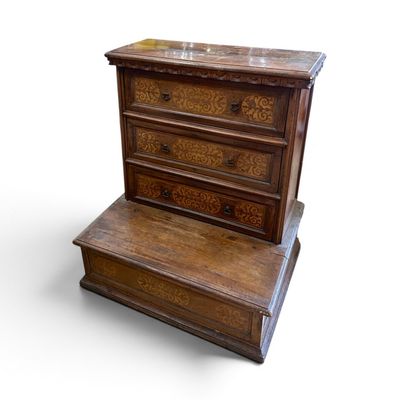une commode en bois avec un plateau en marbre