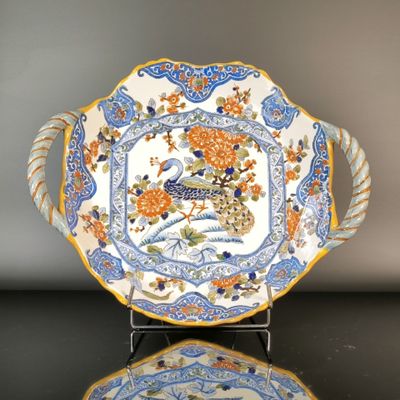 a plate that has a bird on it on a stand