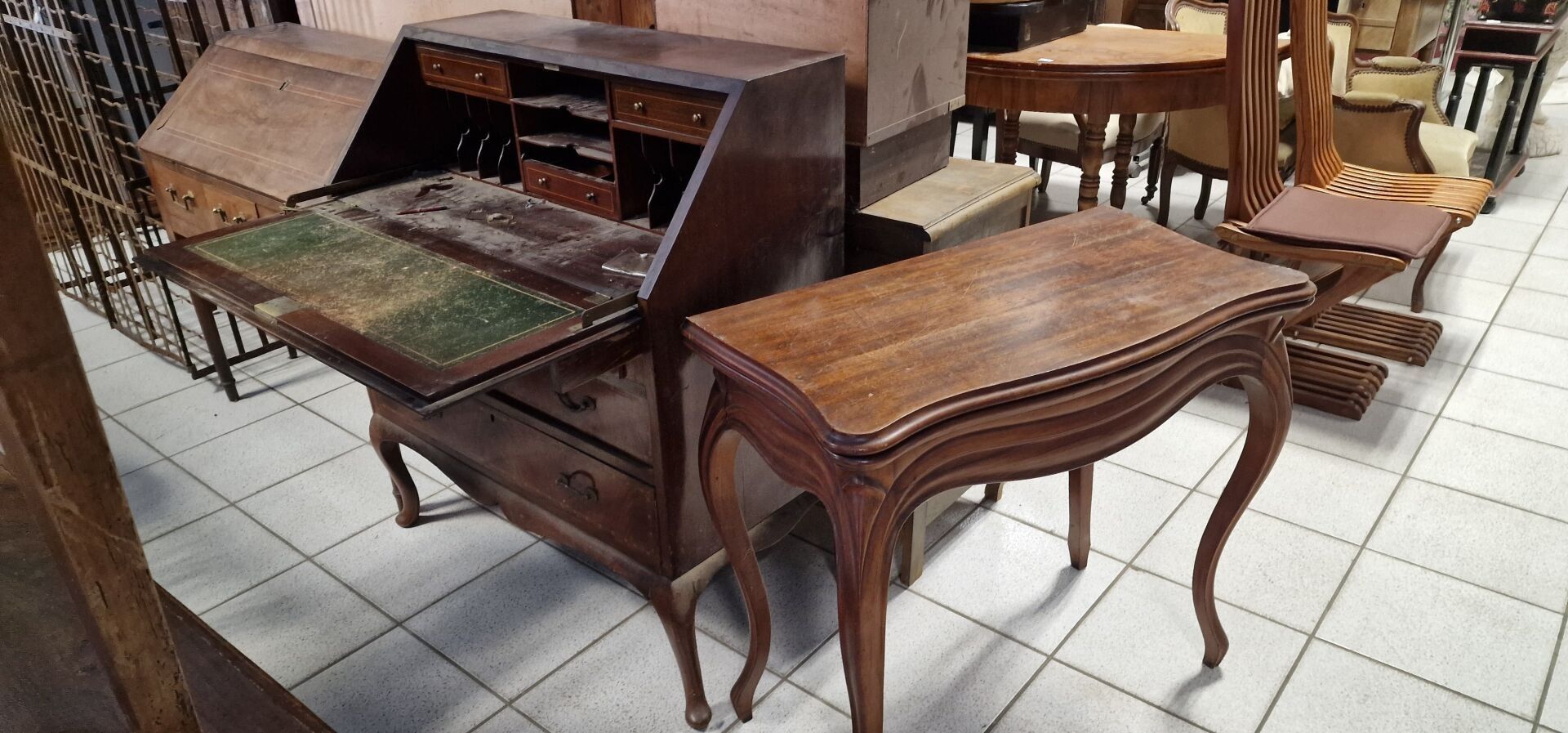 Table à jeux en plaquage d'acajou de style Louis XV (sauts d…