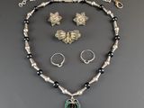 Ensemble composé d'un collier, de boucles d'oreilles et d'une bague en perles argentées et noires