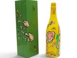 une bouteille de vin posée à côté d'une boîte